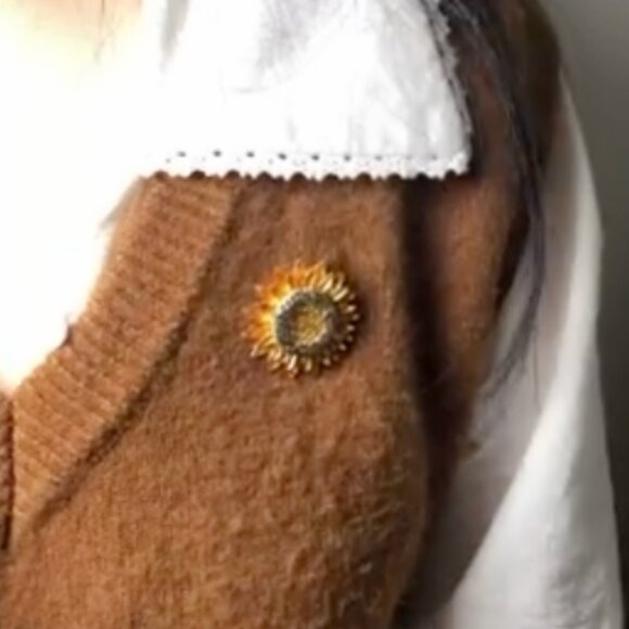 Elegant Sunflower Brooch Pin - Picture 3 of 4